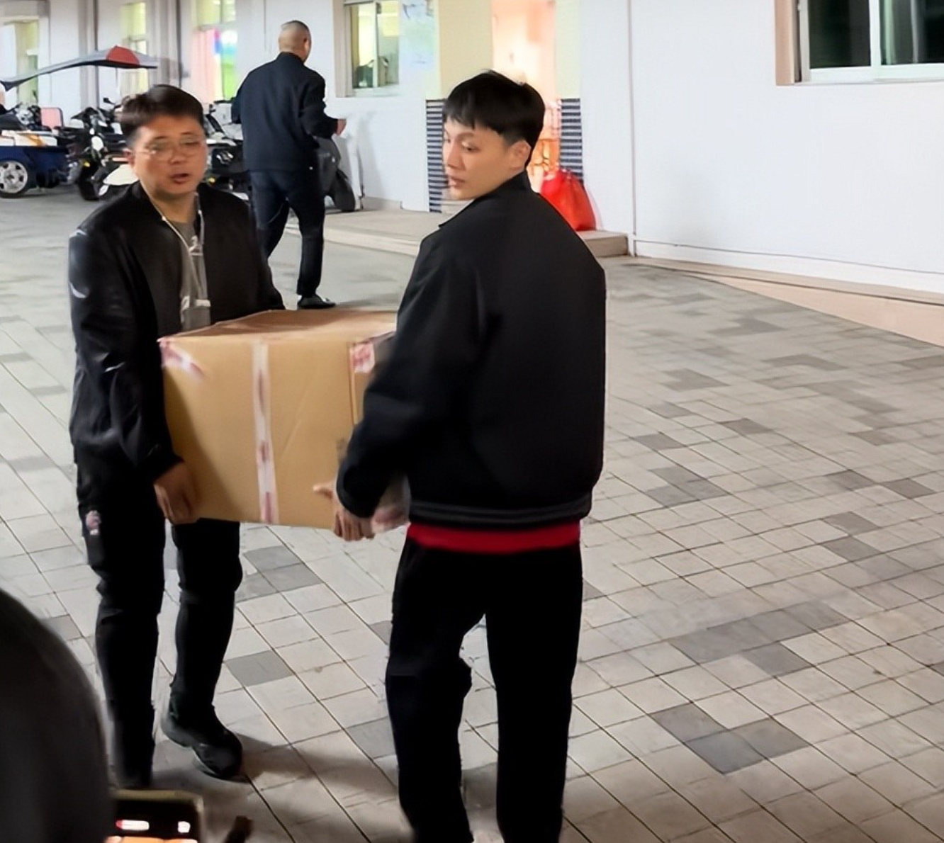 开云-徐杰买年货回家探望父母！随后前往男篮报到，无缘与上海的淘汰赛